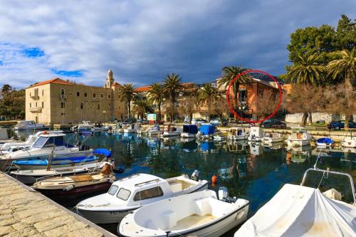 Apartments by the sea Kastel Luksic Kastela - 12872 Kaštela