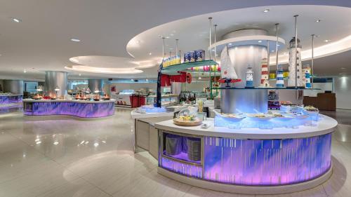 Restaurant, Regal Airport Hotel in Hong Kong aeroport