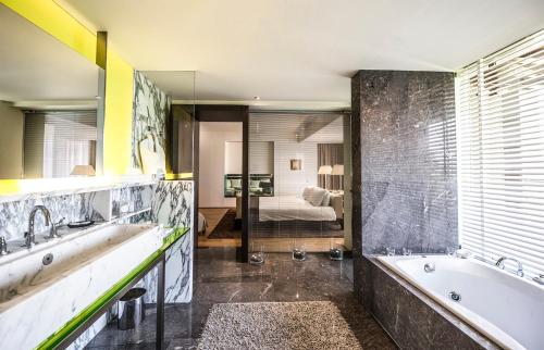 Hotel Nikopolis Hotel Nikopolis is a popular choice amongst travelers in Thessaloniki, whether exploring or just passing through. The property offers a high standard of service and amenities to suit the individual ne