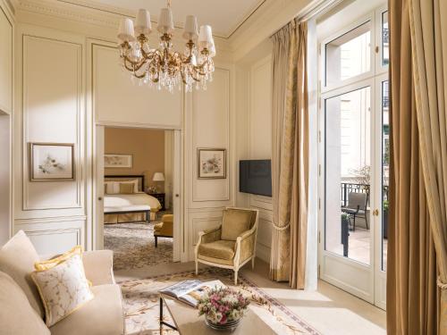 Guestroom, Shangri-La Hotel, Paris near Royal Embassy of Thailand
