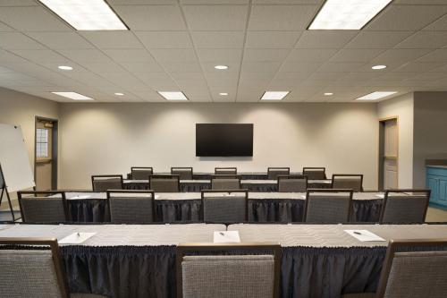 Country Inn & Suites by Radisson Coralville IA - image 6