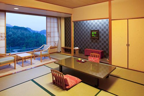 Izu-Nagaoka Hotel Tenbo Izu-Nagaoka Hotel Tenbo is perfectly located for both business and leisure guests in Izu. Featuring a satisfying list of amenities, guests will find their stay at the property a comfortable one. Servi