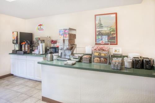 Super 8 by Wyndham Houghton Lake - image 2