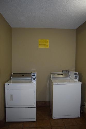 Super 8 by Wyndham Homewood Birmingham Area - image 5