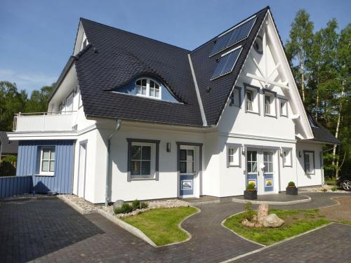 Lavendelblume - 4 Sterne - inklusive eigener BikeBox mit Strom, Wäschepaket, Power WLAN, Parkplatz, early CheckIn # Bestpreisgarantie # in Zingst, Deutschland