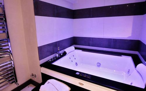 Deluxe Suite with Spa Bath