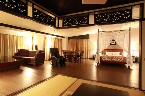 2 double beds, 2 twin beds, 3 futon beds