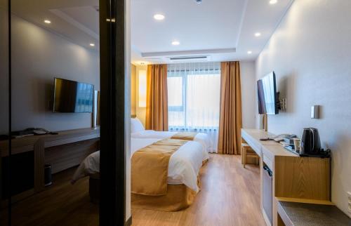 Thira Hotel Thira Hotel is conveniently located in the popular Seongsan area. Offering a variety of facilities and services, the property provides all you need for a good nights sleep. Service-minded staff will 