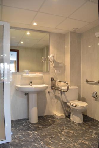 Hotel L'Escala - image 10