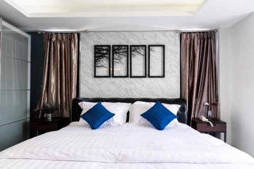 Deluxe King Room image 4