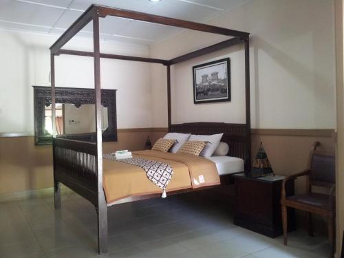 Ndalem Suratin Guesthouse - image 5