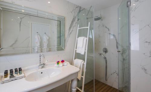 Deluxe Double Room image 4
