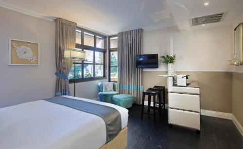 Deluxe Double Room image 9