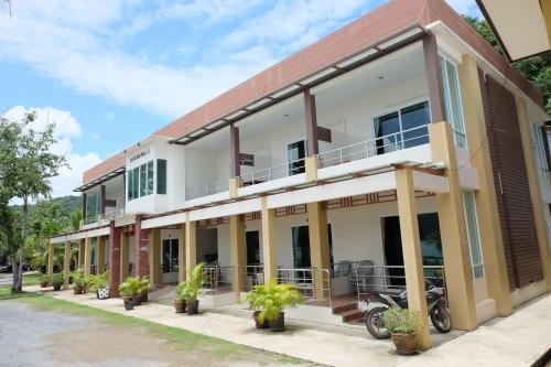 Chokdee Resort near Baan Zen Waterfront Retreat