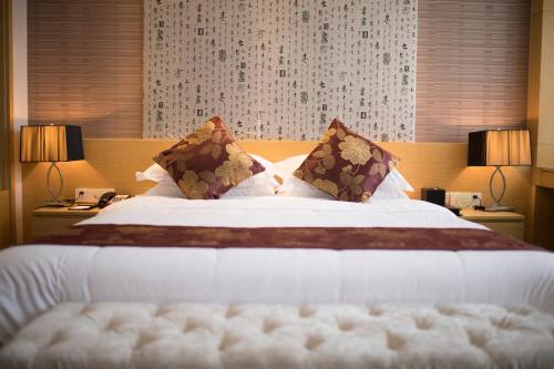 Superior Queen Room Genius image 6