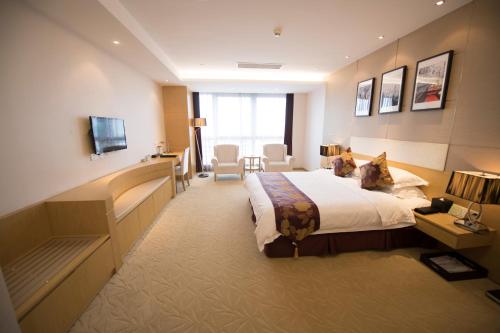 Deluxe Queen Room image 5