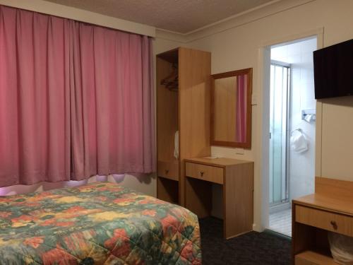 Edgecliff Lodge Motel Located in Darling Point, Edgecliff Lodge Motel is a perfect starting point from which to explore Sydney. Offering a variety of facilities and services, the property provides all you need for a good n