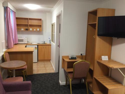 Edgecliff Lodge Motel - image 7