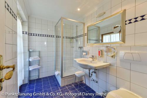 Bathroom, Hotel Oberwirt in Obing