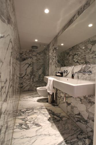 The Bank Hotel - image 12