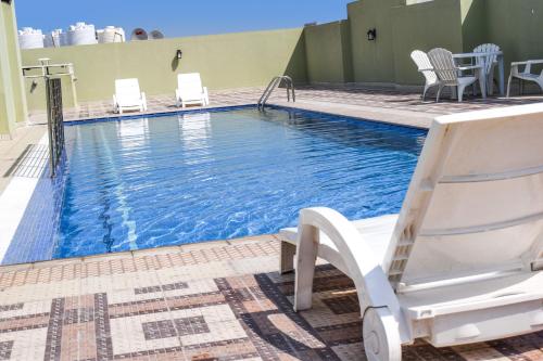 Swimming pool, Al Mansour Park Inn Hotel & Apartment in Doha