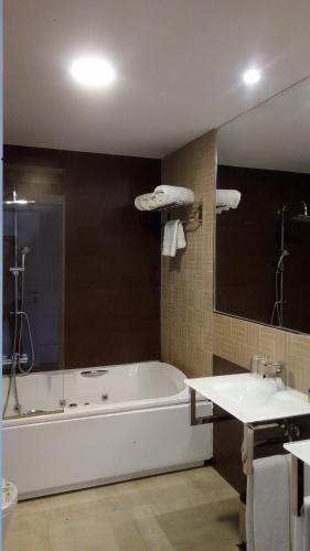 Hotel Resort Cueva del Fraile. - image 2