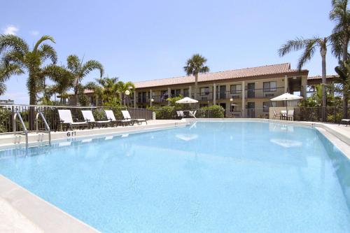 Super 8 by Wyndham Riviera Beach West Palm Beach - image 8