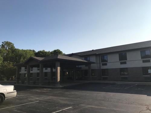 Econo Lodge Inn & Suites - Hotel - Oconto