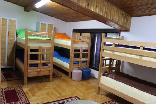 10 twin beds