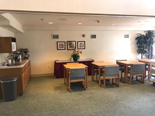 Econo Lodge Inn & Suites - image 2