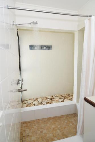 Pacific Lagoon Apartments - image 2