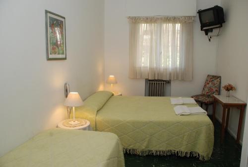 1 double bed, 2 twin beds