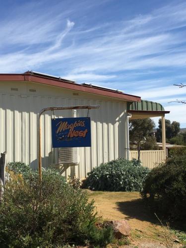 B&B Orroroo - Black Jack Get-A-Way "Magpies Nest" - Bed and Breakfast Orroroo