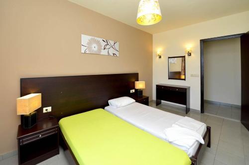 One-Bedroom Apartment image 9