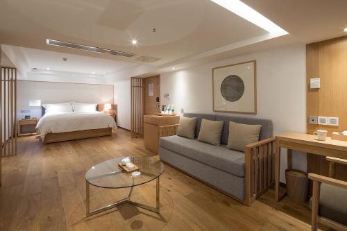 Deluxe Queen Room image 8