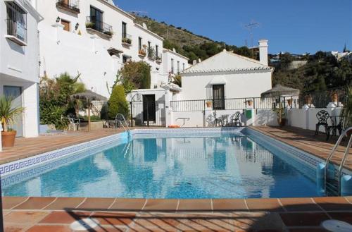 Spacious Andalusian Apartment with Pool and Level Access, Mijas