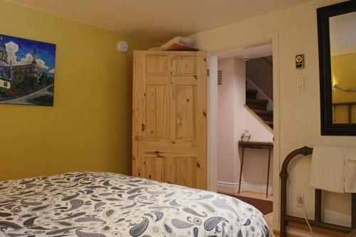 Queen Room with Shared Bathroom image 10
