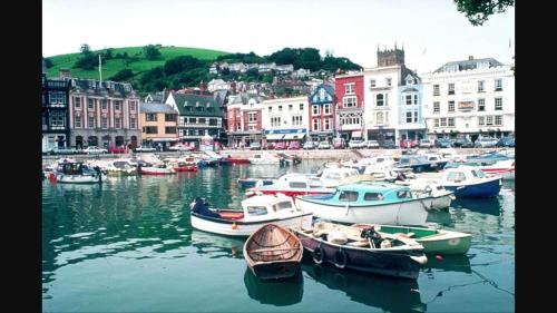 Nancie's Place - - A BEAUTIFUL GEORGIAN DUPLEX APARTMENT - - Centre of Old Dartmouth Town - - ONSITE PRIVATE PARKING