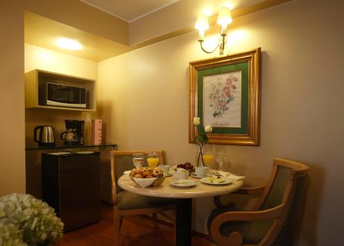 Suites del Bosque Hotel Stop at Suites del Bosque Hotel to discover the wonders of Lima. Featuring a complete list of amenities, guests will find their stay at the property a comfortable one. Free Wi-Fi in all rooms, 24-hour