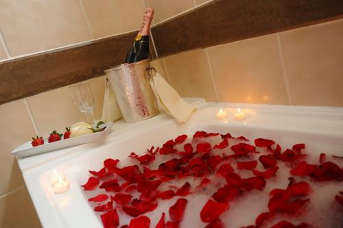 pancuran, Suites del Bosque Hotel in Lima