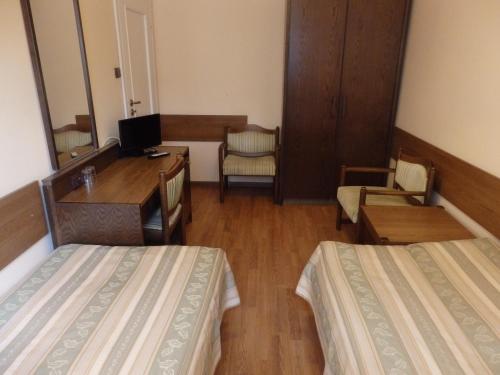 2 bedrooms, 3 beds