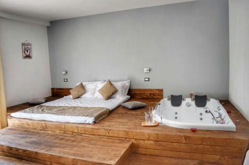 Deluxe Suite with Spa Bath