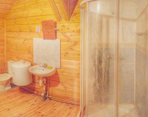 Zuhanyzó, Pas Medziotoja Motelis in Bubiai