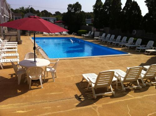 Holiday Hill Inn & Suites - main image
