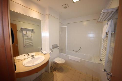 Savoy Hotel - image 3