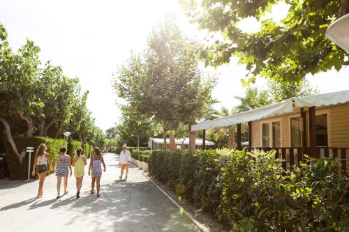 Camping Platja Cambrils Room Type - Three-Bedroom Bungalow with Air Conditioner
