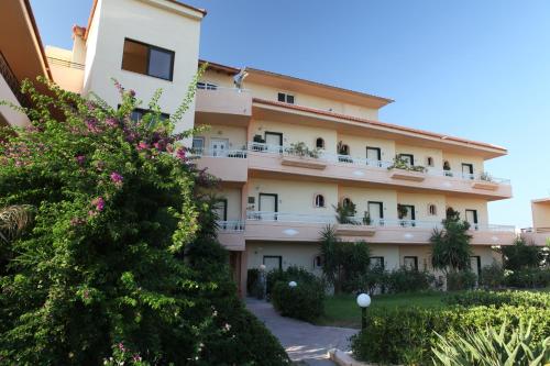 Lyristis Studios & Apartments