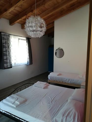 1 queen bed, 2 twin beds