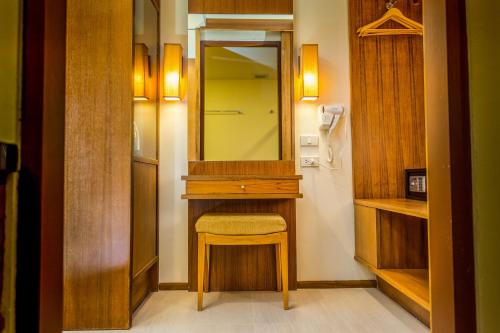 room detail thumbnail 2