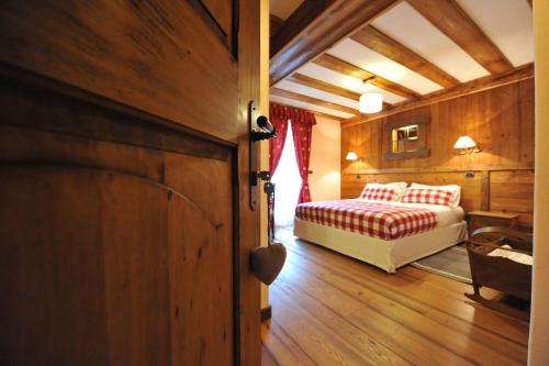 1 queen bed, 1 twin bed